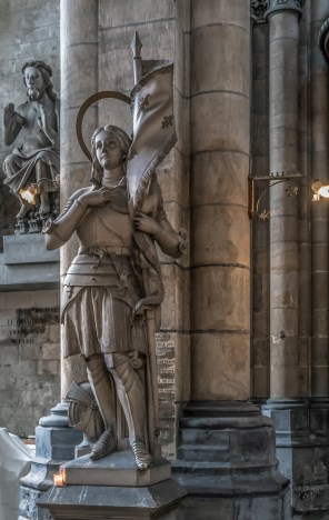성녀 잔 다르크_photo by Peter_in the Cathedral of Notre-Dame in Saint-Omer_France.jpg